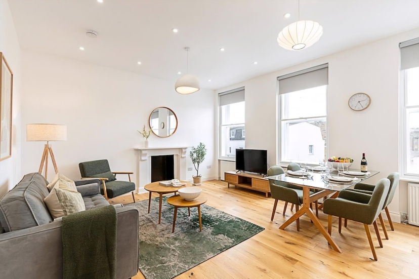 Chic Chelsea Retreat: Bright Space & Balcony Bliss — комфортный отель в Лондоне
