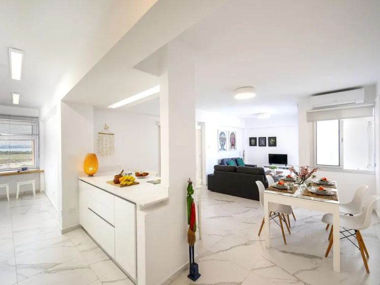 Mackenzie Leo Seafront Suite — отель с удобствами в Ларнака