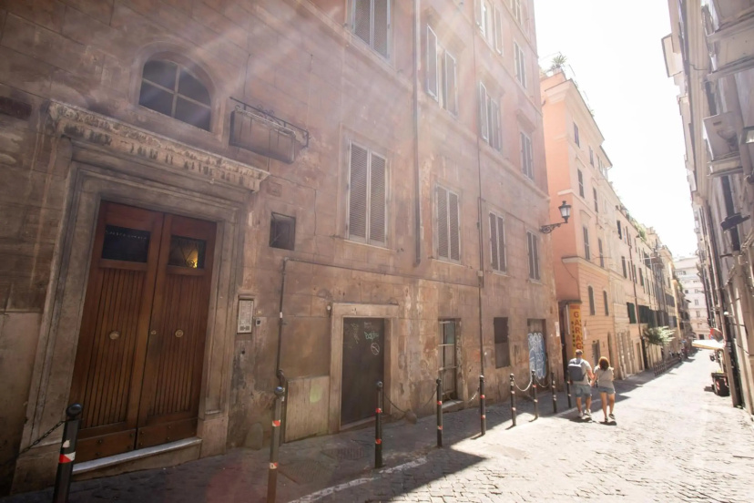 Holiday Apartment Bernini Near The Trevi Fountain - 4 Bedroom — отель в Риме, Италия