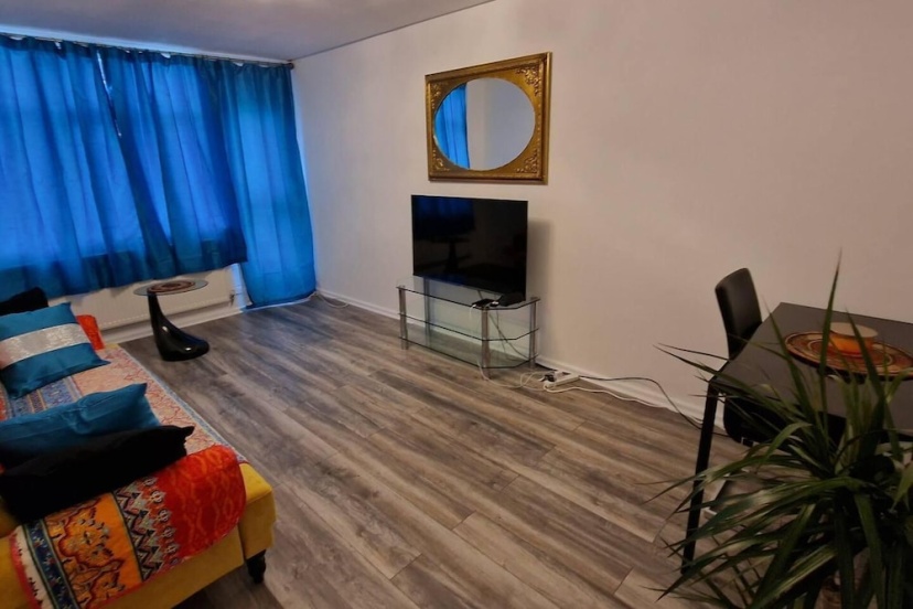 1 Bed Flat Sleeps 2 With Free Parking & Patio — комфортный отель в Лондоне