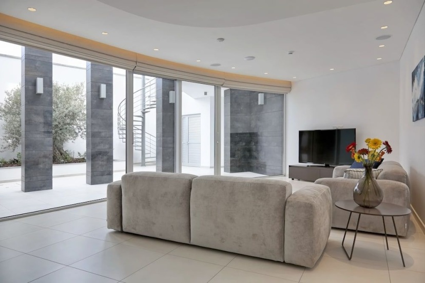 Цены на Elegance Beachfront Elite Villa в Айя-Напа