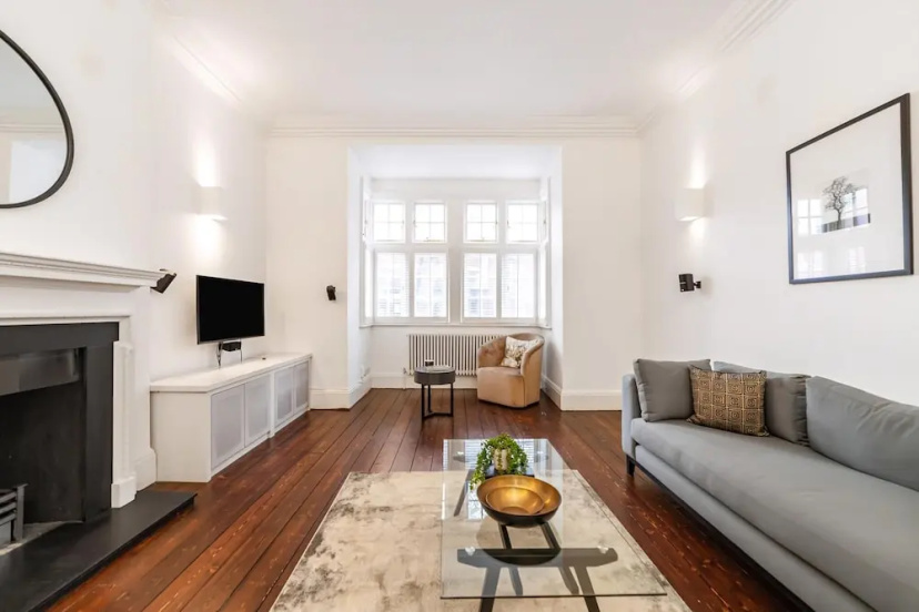 Elegant Two-level Kensington Apartment 2 — отель в Лондоне, Соединенное Королевство
