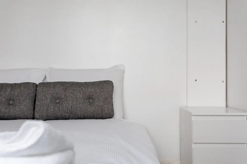 Fantastic 2 Bedroom Apartment Near Canary Wharf — отель с удобным расположением в Лондоне