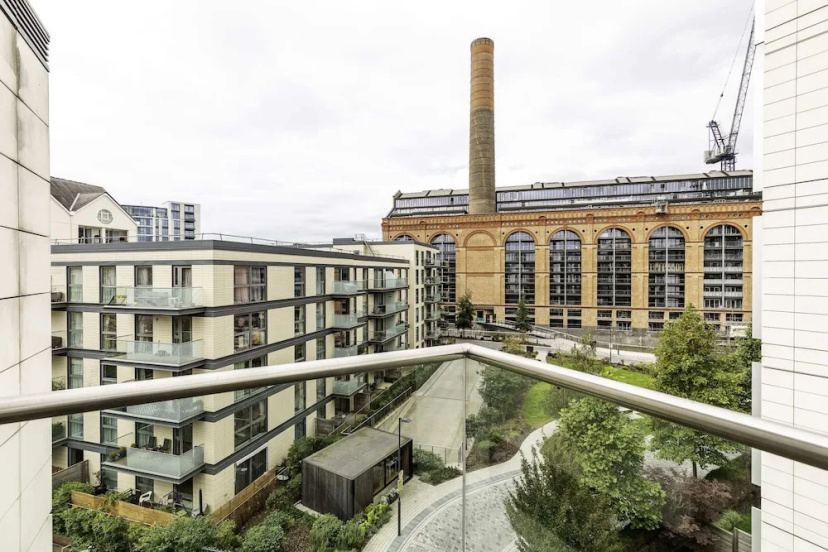 Цены на Beautiful 4 Bed Abode Near Imperial Wharf в Лондоне