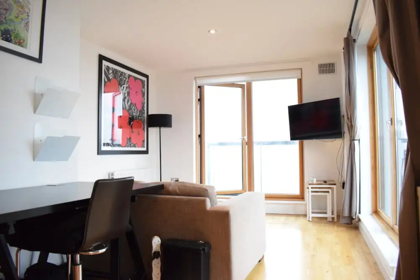 1 Bedroom Apartment With Balcony Near Olympic Park — комфортный отель в Лондоне