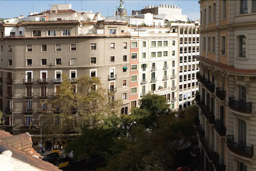 Lodging Apartments Miró Rambla Catalunya — отель с удобствами в Барселоне