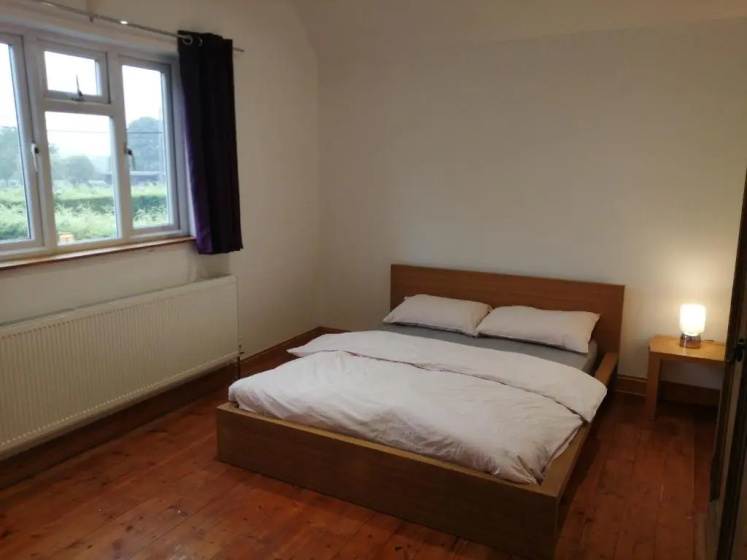 4 Bed House - Sleeps 10 - Pets - Parking - Wifi — отель с удобствами в Лондоне