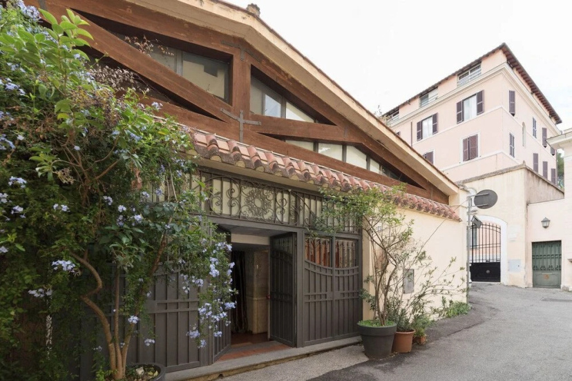 Luxury and Spacious 4 Beds 4 Baths Apartment in the Heart of Trastevere — отель с удобным расположением в Риме