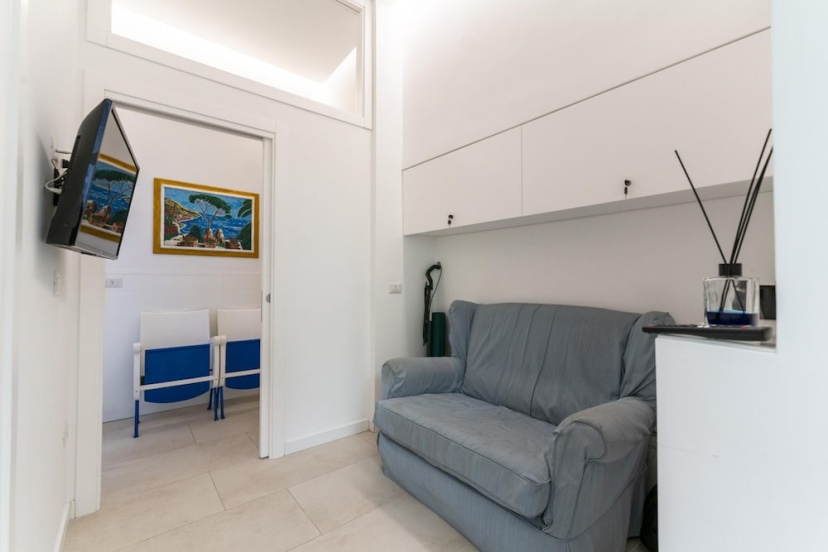 Piazza San Luigi 9 in Naples — забронировать отель в Неаполе