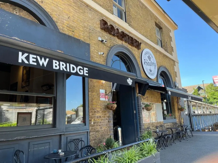 New Spacious 4 Bed Apartment in Kew Bridge — отель с удобствами в Лондоне