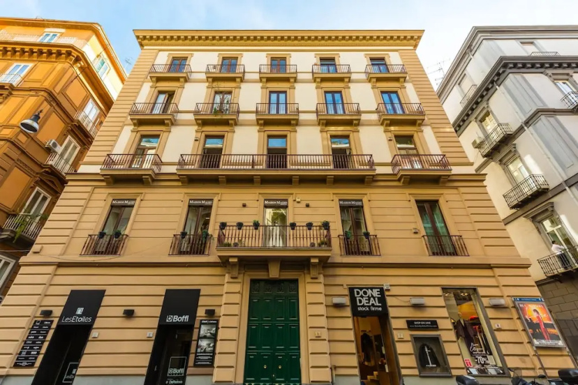 Colonna Apartment 2 by Wonderful Italy — отель в Неаполе, Италия