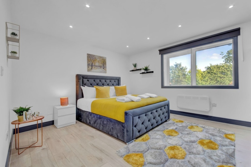 Inviting 1-bed House in Feltham — отель с удобным расположением в Лондоне