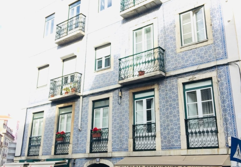 Cozy T3 Near The Castle By Rental4All — отель с удобствами в Лиссабоне