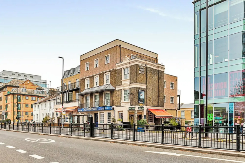 Sunny 2-bed Flat in Chiswick — забронировать отель в Лондоне