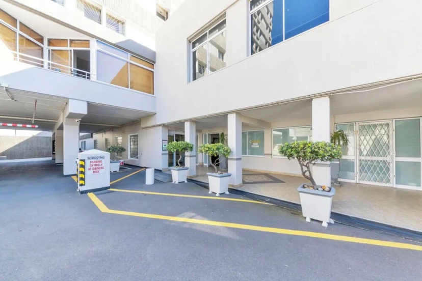 Chic & Sophisticated 1BD Apartment - Sea Point — комфортный отель в Кейптауне