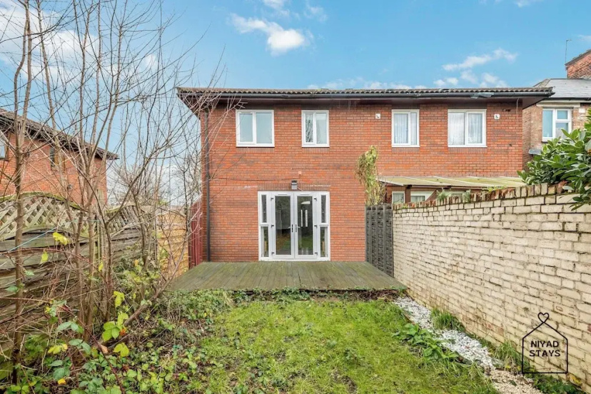 Hale Lodge, Beautiful 3 BR Home With Free Parking 2 — отель в Лондоне, Соединенное Королевство