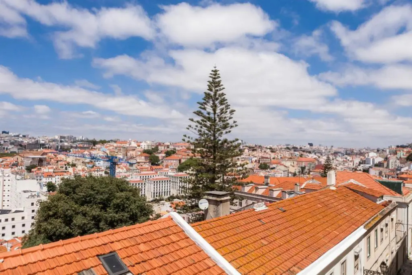 Цены на Breath-Taking River & City View Stunning 3 Bedrooms & 3 Bathrooms With AC Alfama Castle district 1st Floor Apartment в Лиссабоне