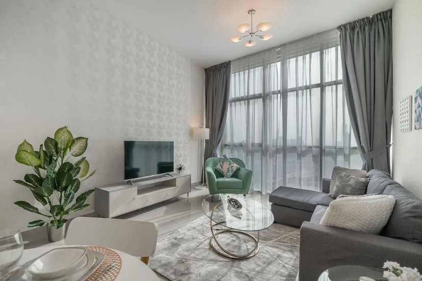 HiGuests Vacation Homes - Oudah Tower Apartments — комфортный отель в Дубае