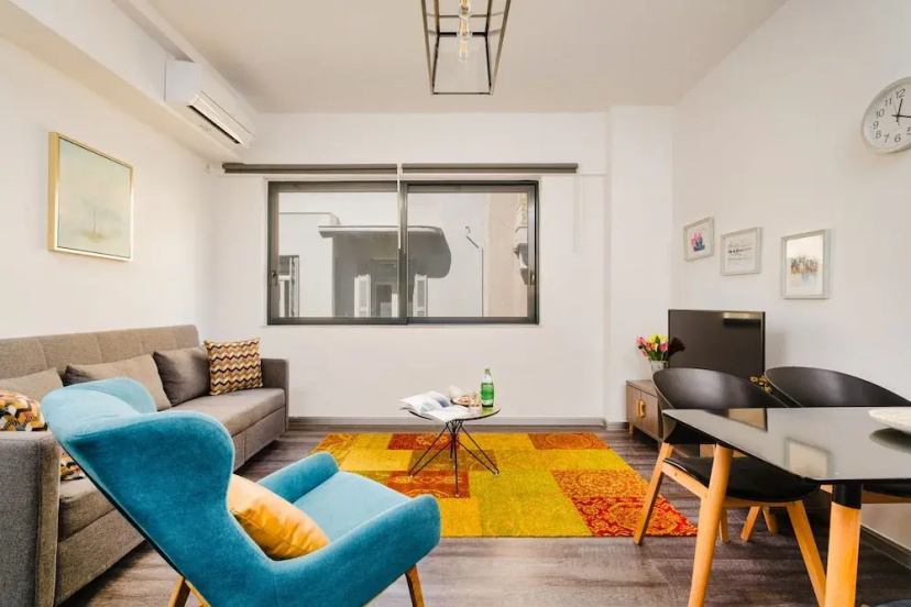 "sanders Home Suites - Bright Downtown 1-bdr. Apt." — комфортный отель в Афины