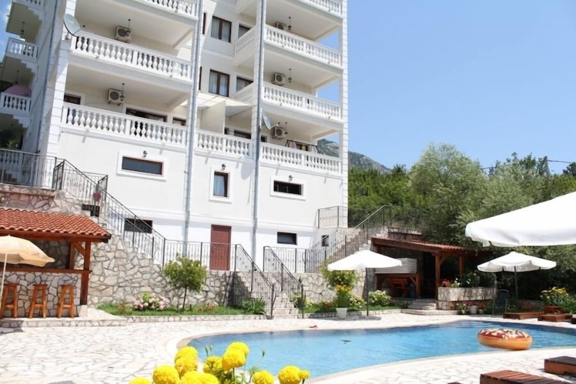 Villa Oasis with swimming pool — отель с удобствами в Будва