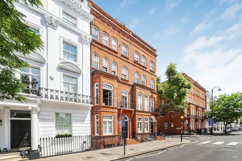 Chic Chelsea Retreat in a Victorian Building — отель с удобствами в Лондоне
