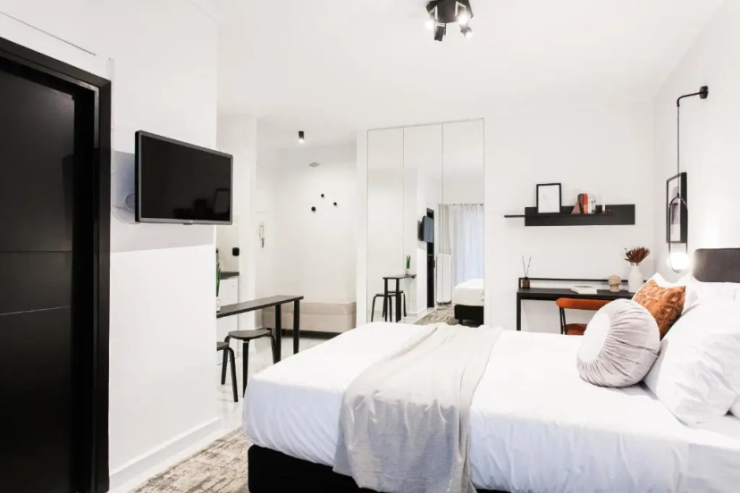 Black & White Studio close to Lycabettus Hill by UPSTREET — отель с удобным расположением в Афины