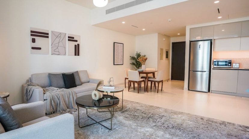 Aya - Beachfront Apartment With all Amenities and Pool — отель с удобствами в Дубае