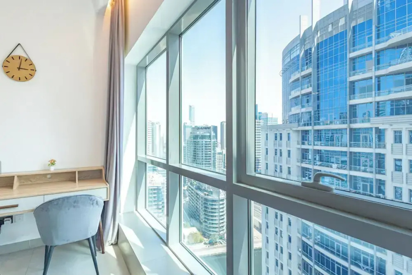 SuperHost - Exclusive 25th Floor Retreat with Marina Views — комфортный отель в Дубае