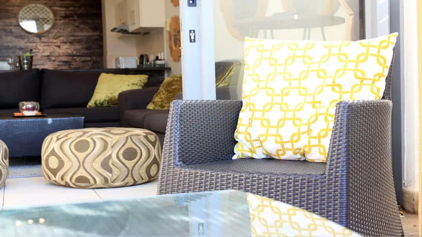 Sunlit Apartment Muizenberg Beachfront — отель с удобным расположением в Кейптауне