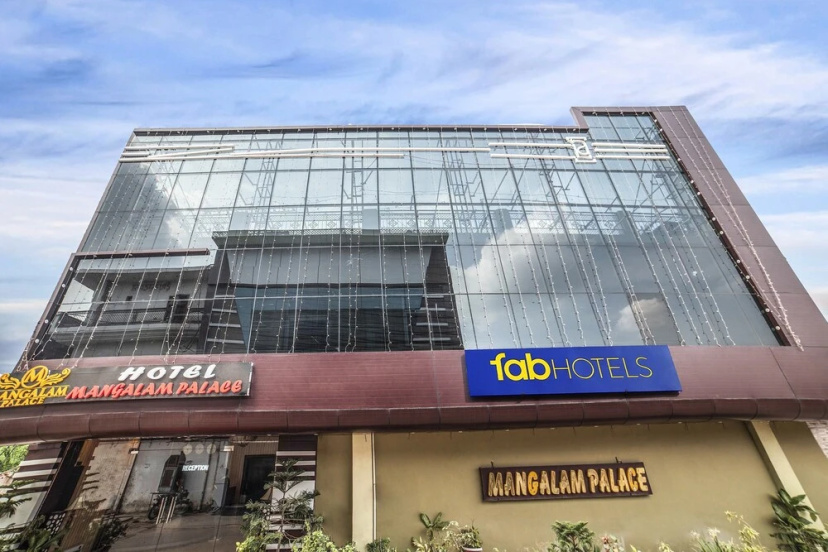 FabHotel Landmark Awadh - Hotel in Λάκναου - Photo 1