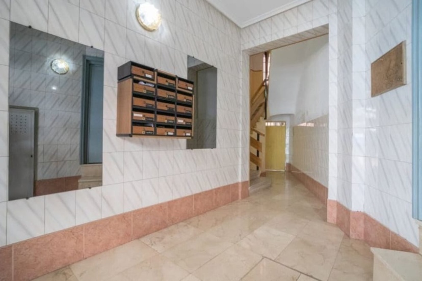 Spacious Double Room in an Apartment With a Private Balcony, in Madrid — отель с удобным расположением в Мадриде