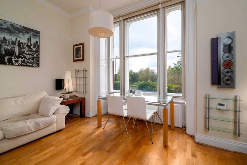Цены на Guestready - Beautiful 2-bedroom Apartment Overlooking Clapham Common в Лондоне
