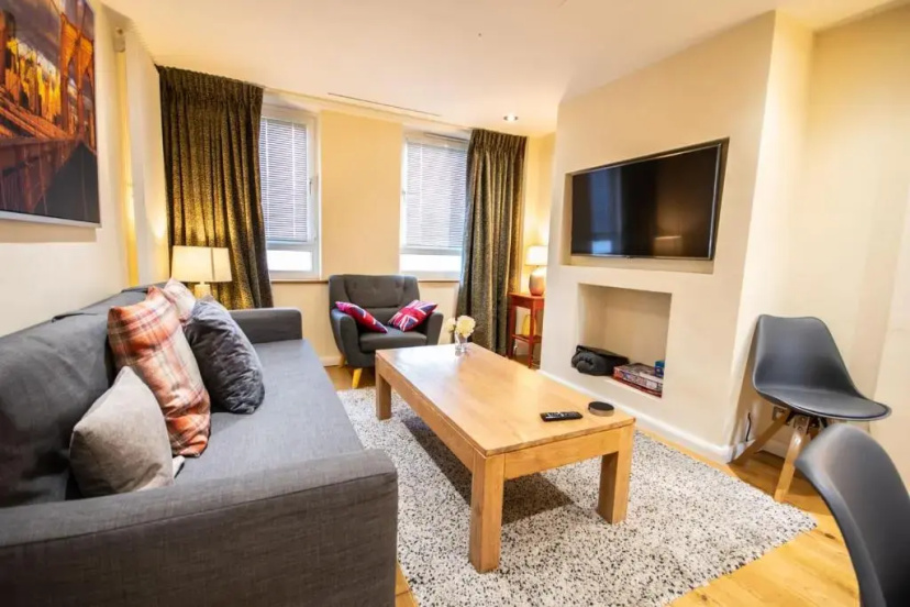 Tower Bridge 2BR apartment for 6 with terrace — отель с удобным расположением в Лондоне