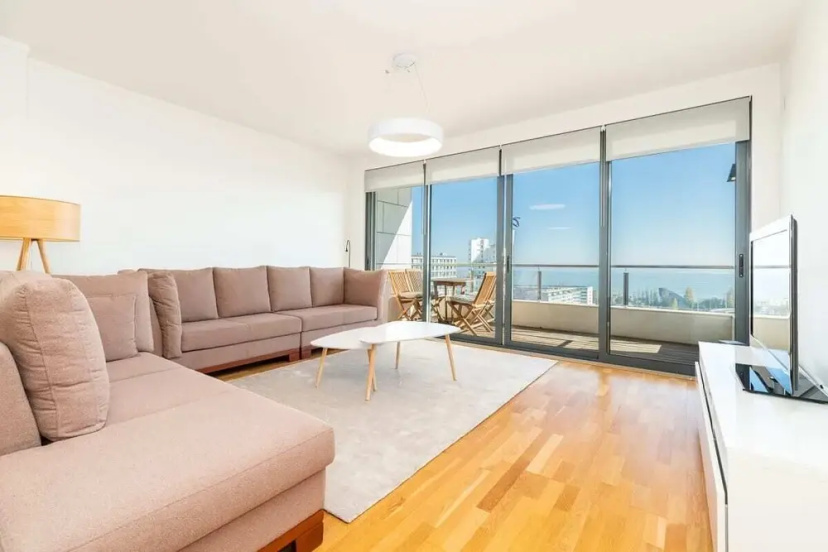 Modern 2 Bedroom Apartment With Balcony and Amazing Views — отель с удобствами в Лиссабоне