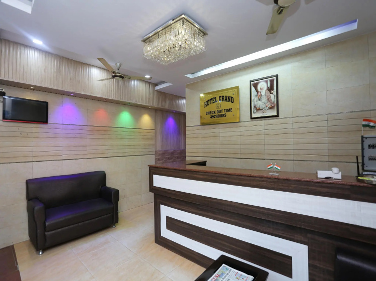OYO 22078 Hotel Grand - Hotel in Λάκναου - Photo 1