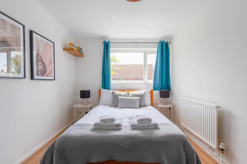 Bright 3 Bedroom House With Terrace, 16 Mins to Big Ben — комфортный отель в Лондоне