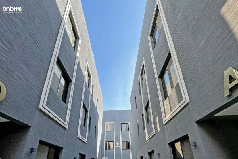 bnbmehomes - Pvt Rooftop in Al Malqa -C4 — отель с удобным расположением в Рияде