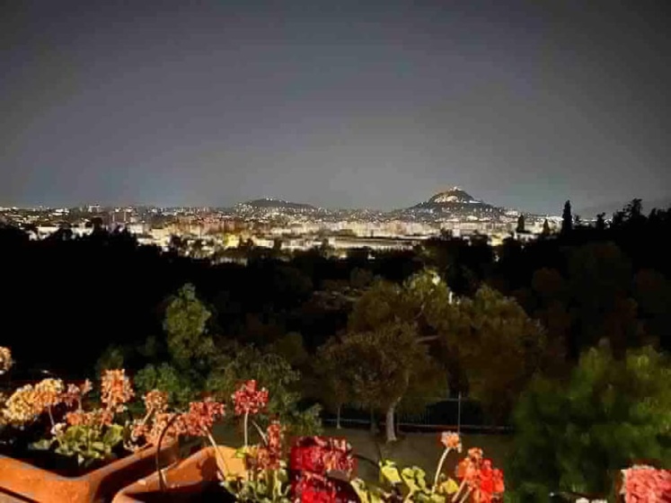 Unique Sunlit House Overlooking the Acropolis — комфортный отель в Афины