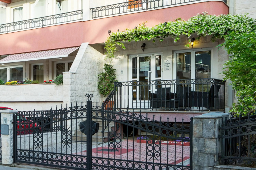 Ivona Apartments — забронировать отель в Будва
