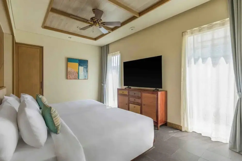 Luxe 5BR Villa: Beachfront Breakfast Pool — забронировать отель в Дананге