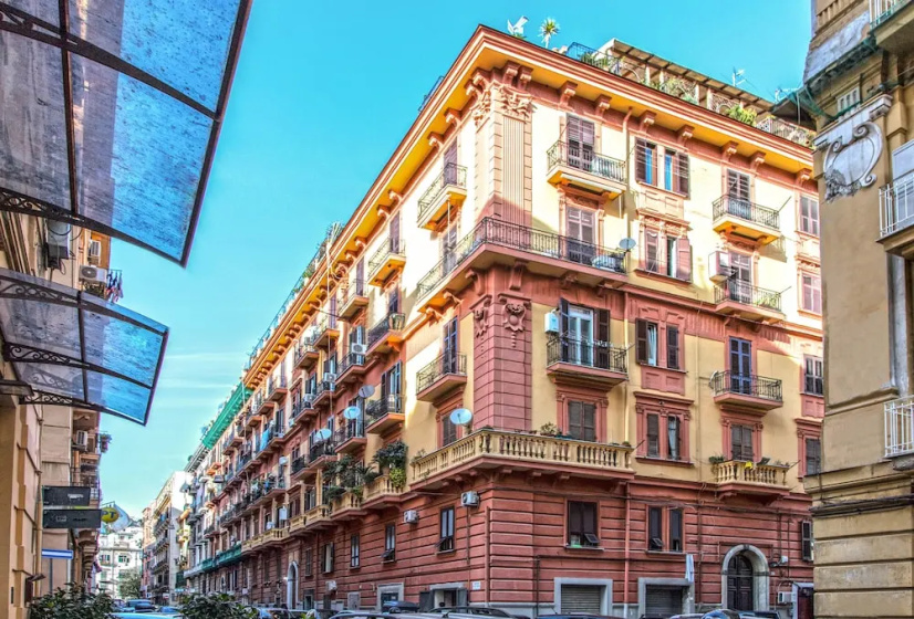 Ferdinando Arthouse Oversized Modern Apartment — отель в Неаполе, Италия