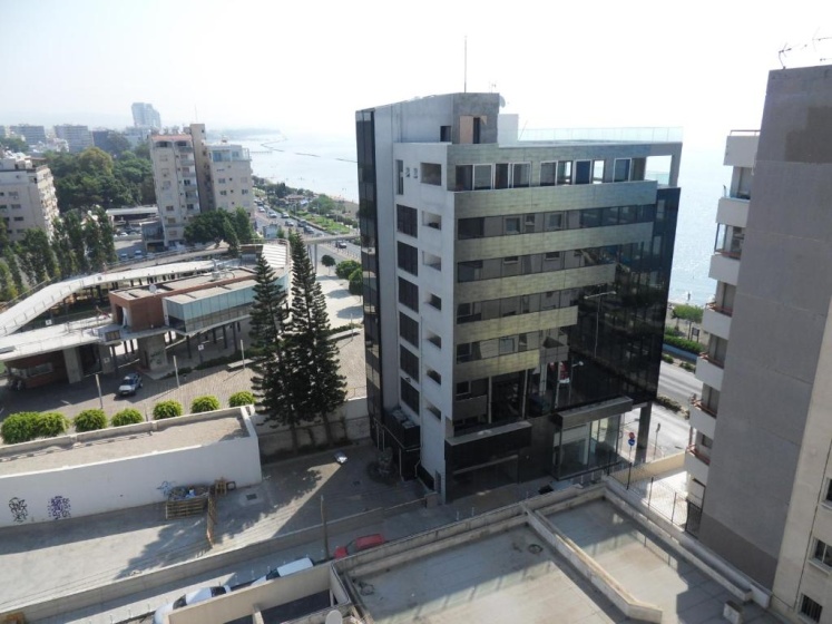 Eden Beach Apartment 411 — отель с удобствами в Лимассол