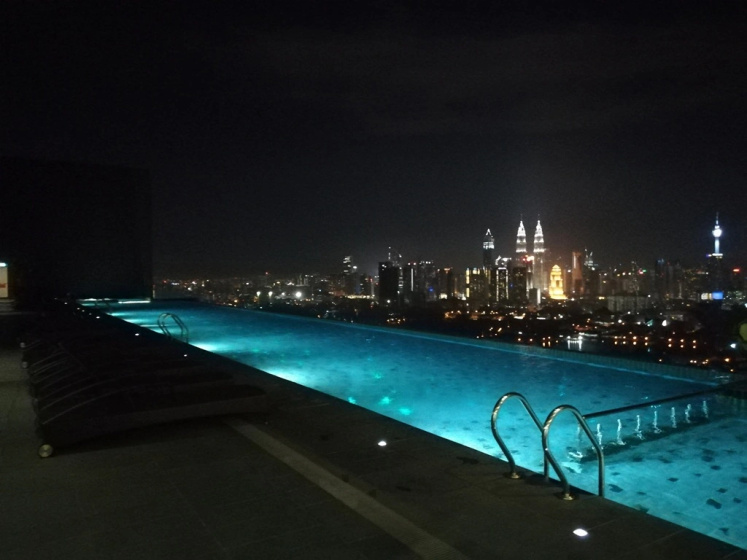 Апартаменты Luxury Duplex @ Infinity Sky Pool Overlooking KLCC — отель с удобствами в Куала-Лумпуре