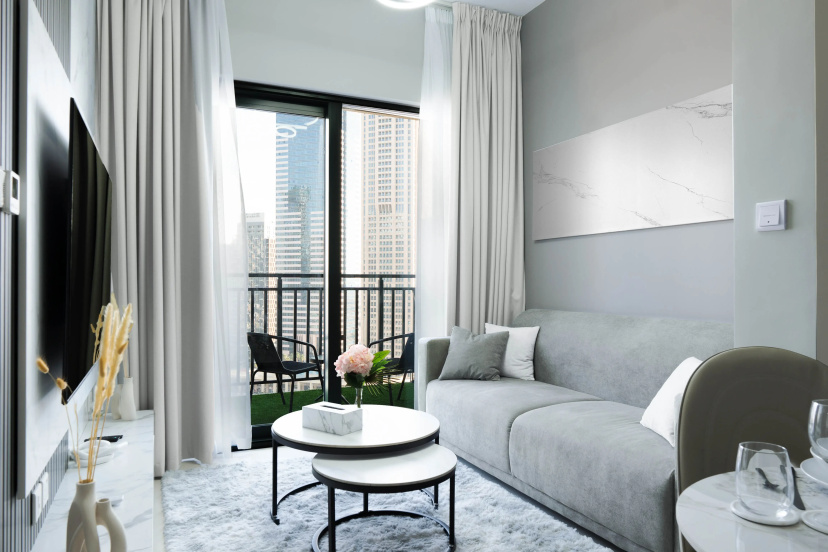 Апартаменты Keyrock Living Stylish 1BR with Lake View & Pool — отель с удобствами в Дубае