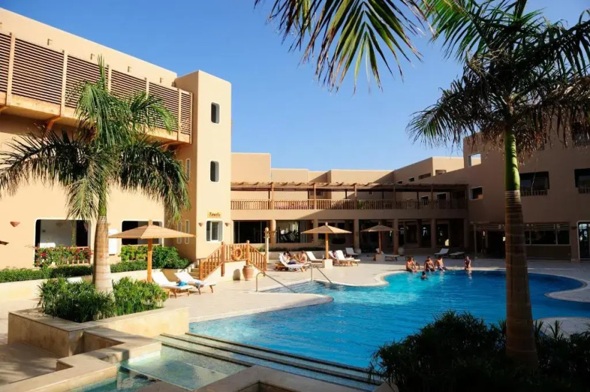 The Breakers Diving & Surfing Lodge — отель рядом с интересными местами в Safaga