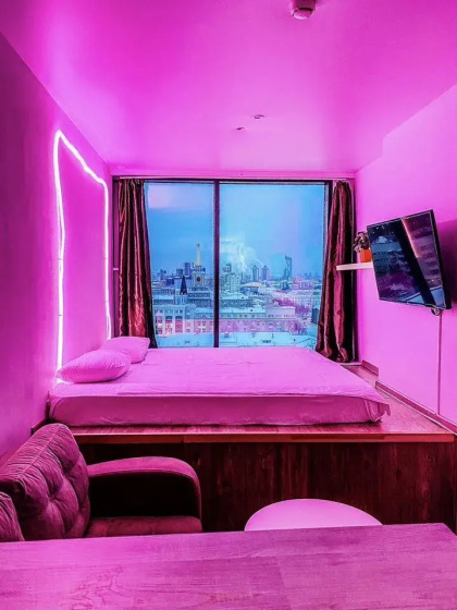 Апартаменты PINK NEONLIGHT на Mалышева 42а — отель с удобным расположением в Екатеринбурге