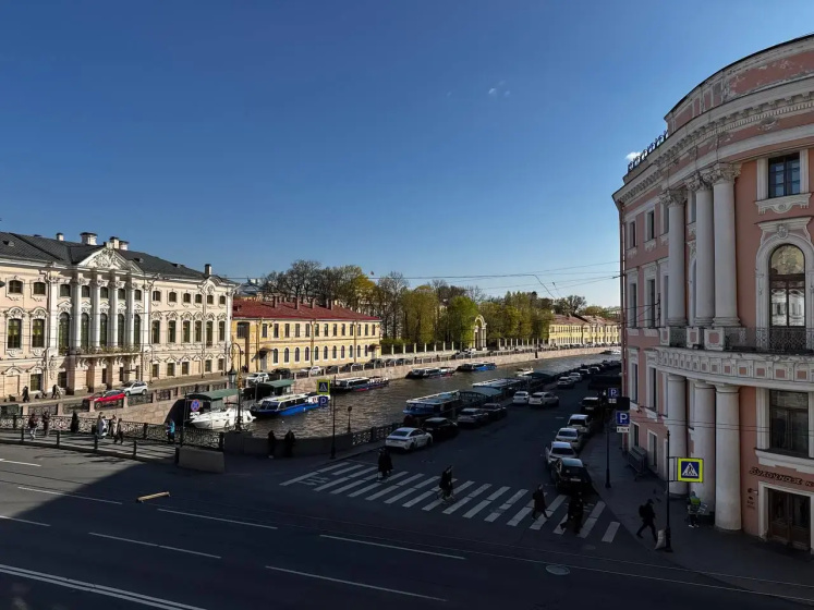 Квартира c видом нa реку Мойку — отель с удобным расположением в Санкт-Петербурге