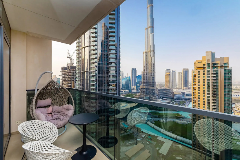 Апартаменты Burj View Stylish 3BR + Maids Room in Act One Tower Downtown — забронировать отель в Дубае