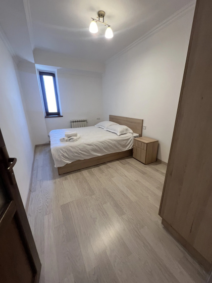 Квартира A two-bedroom apartment with a living room and a balcony in the city center. — забронировать отель в Ереван