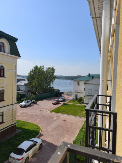 Kvartira Uutnaa dvuhurovnevaa v centre goroda na nabereznoj — отель с удобным расположением в Костроме